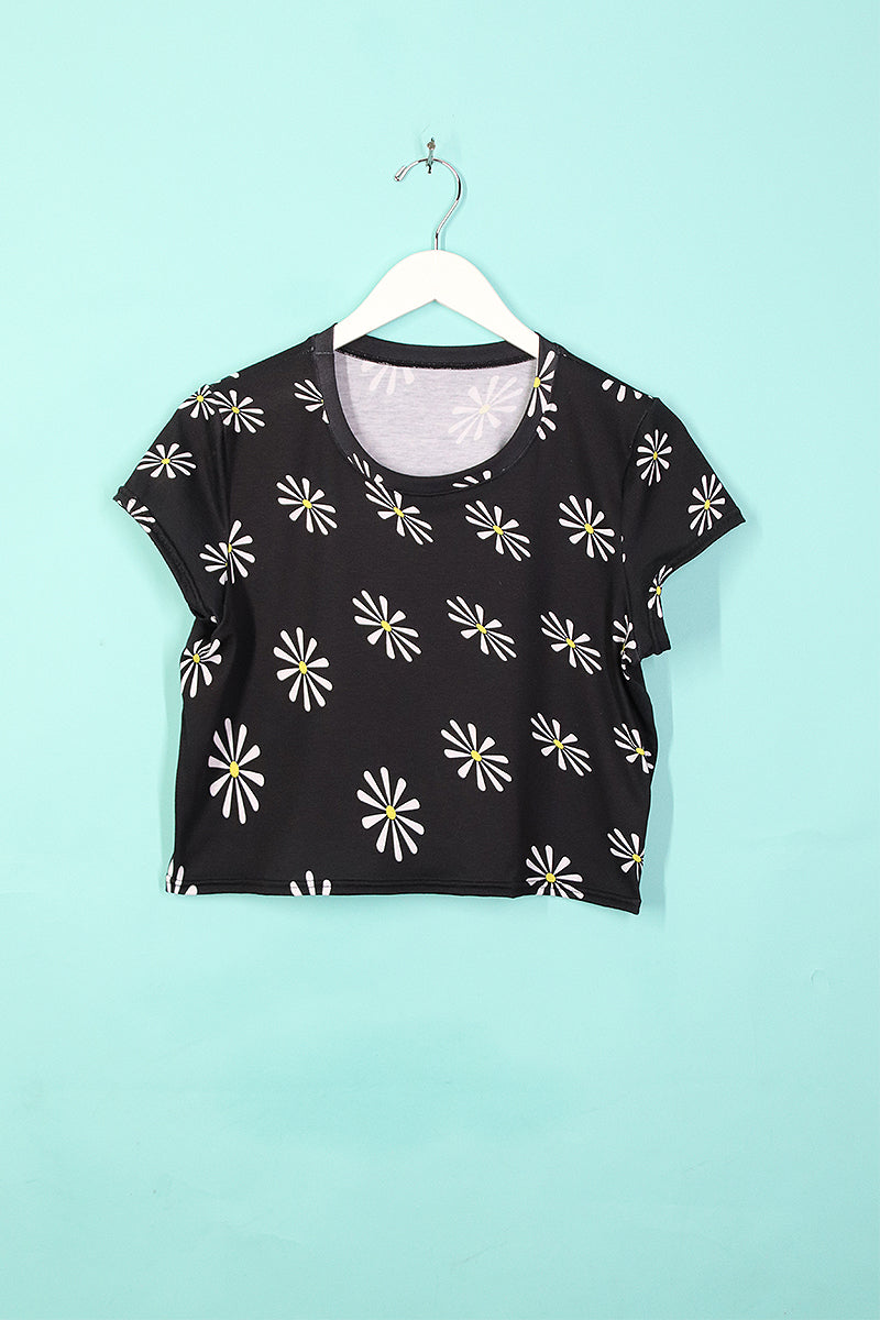 Sample#00586-Daisy All Over Print Fitted Crop Tee Black- M